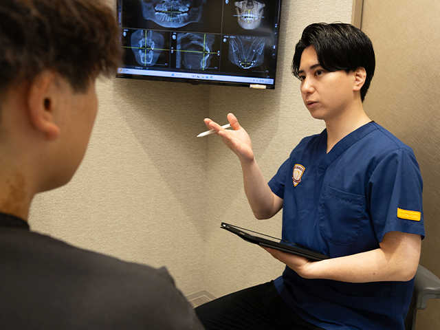 患者へ説明するドクター