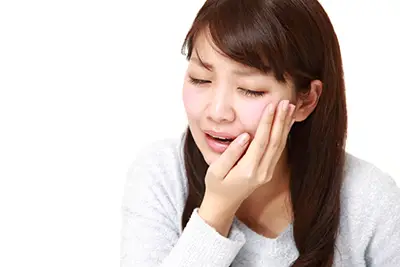 虫歯の痛みで顔を歪める人