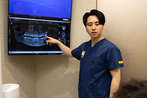 レントゲンの説明をする歯科医師