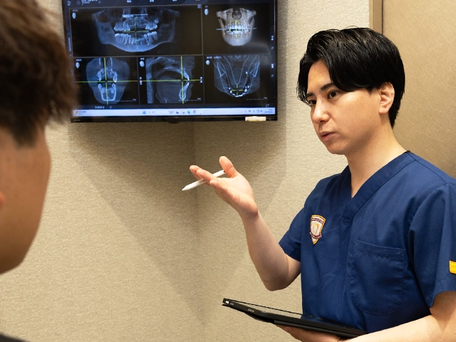 歯科検診を受ける患者