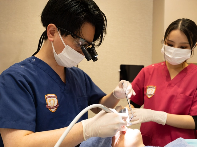 歯周外科治療を行う歯科医師