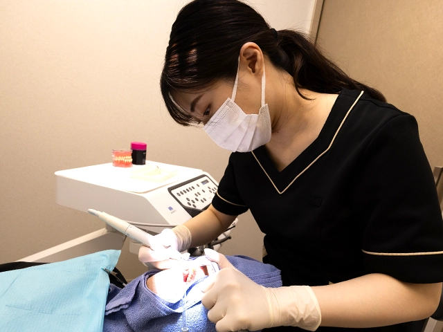 歯周治療をする歯科衛生士
