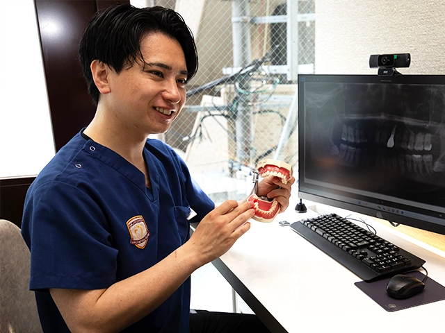 歯周治療のカウンセリングを行う歯科医師