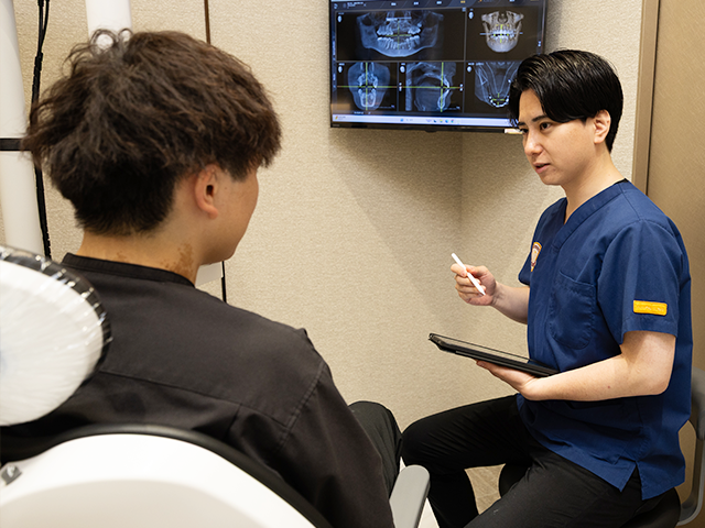 患者へ説明するドクター