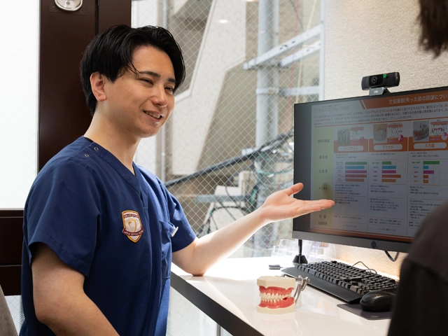 歯の保存のカウンセリングを行う歯科医師