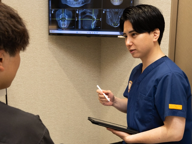 ヘミセクションのカウンセリングをする歯科医師