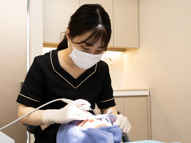 治療後の歯のメインテナンスを行う歯科衛生士