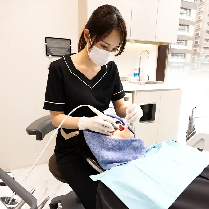 クリーニングする歯科衛生士