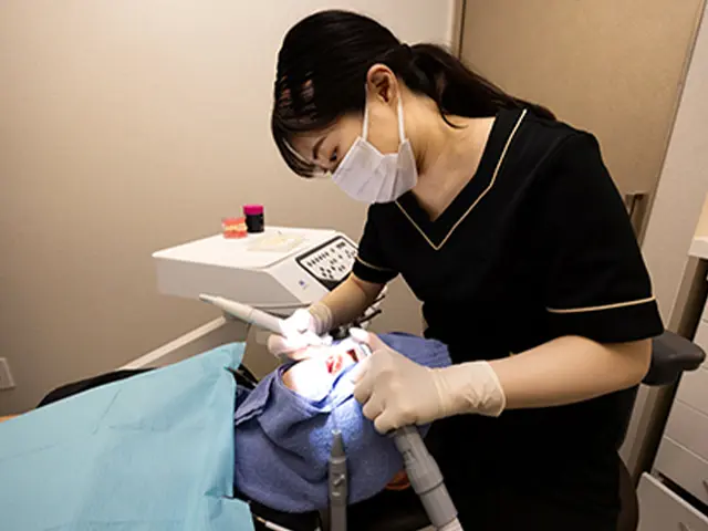 クリーニングをする歯科衛生士