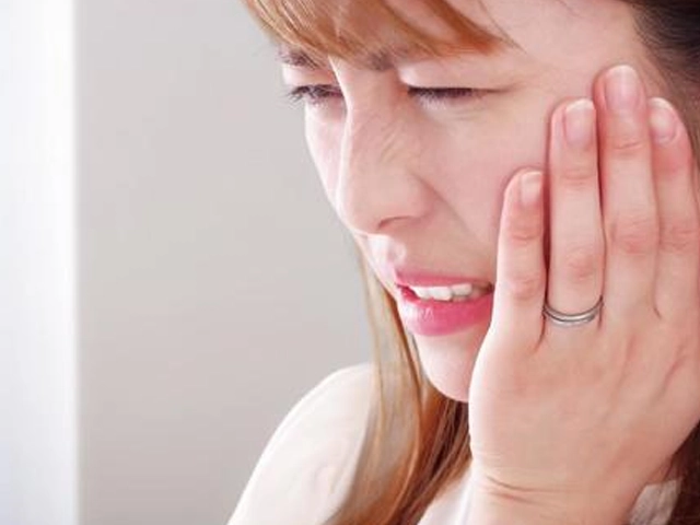 歯が痛む女性ｈメージ